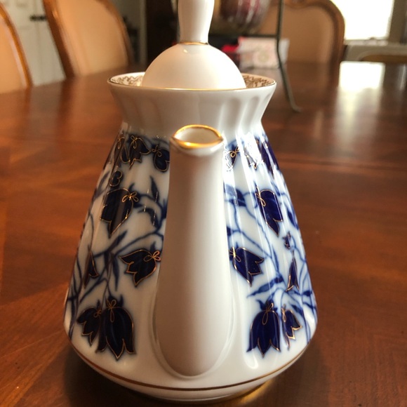 Lomonosov made in St. Petersburg Russia Porcelain with 22K Gold Trim Teapot - Picture 2 of 10